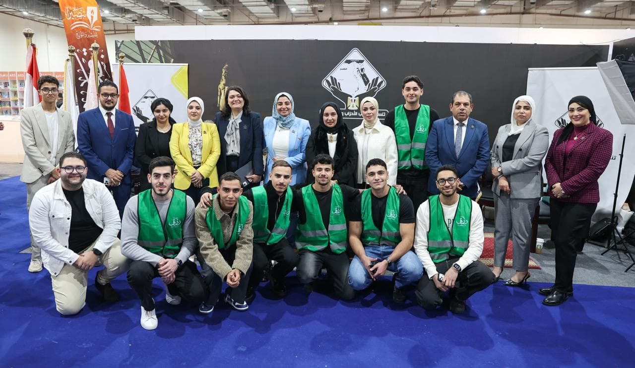 صورة جماعية لندوة الوعي السياسي للشباب في معرض الكتاب