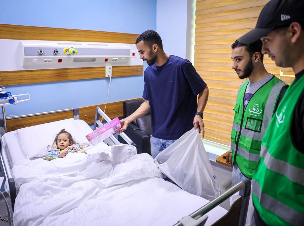 زيارة مستشفى الناس وتقديم هدايا للأطفال المرضى