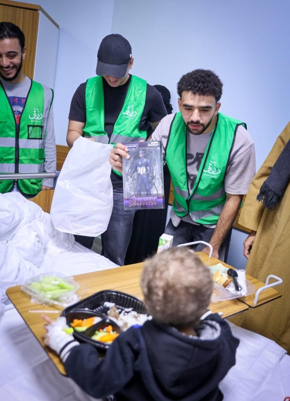 زيارة مستشفى الناس وتقديم هدايا للأطفال المرضى