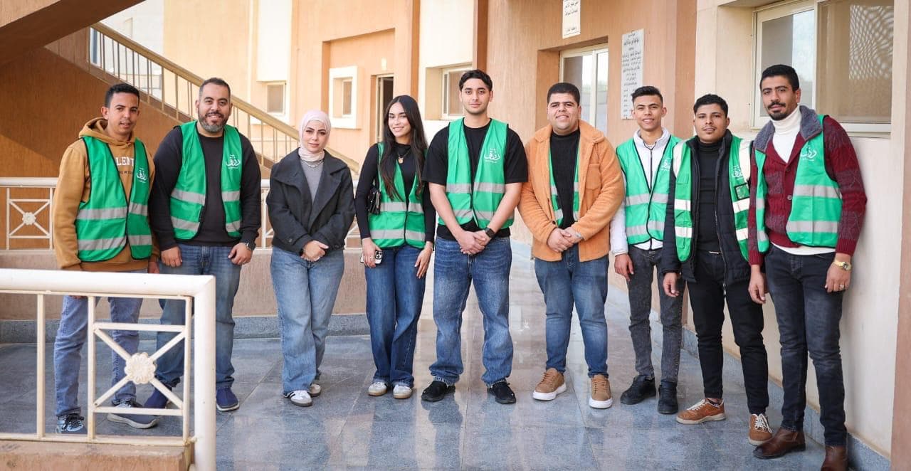 توزيع إفطار رزق على باب مستشفى القصر العيني