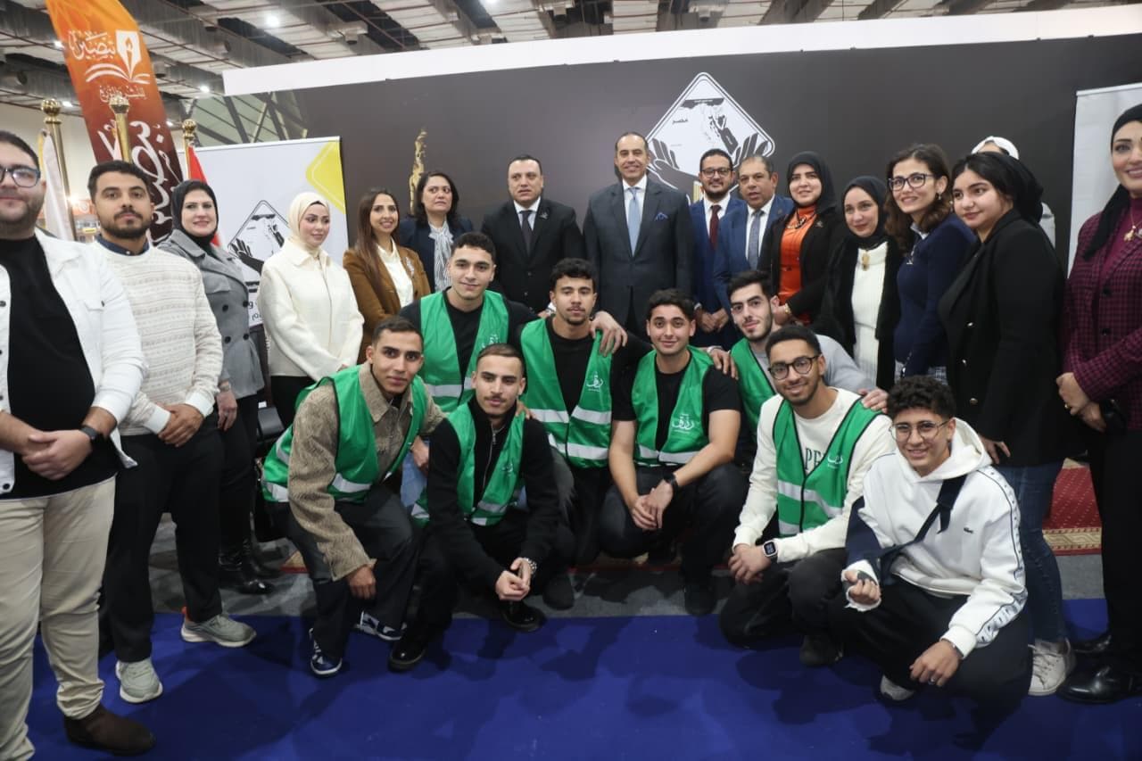 مشاركون ومتطوعون في ندوة الوعي السياسي بمعرض الكتاب