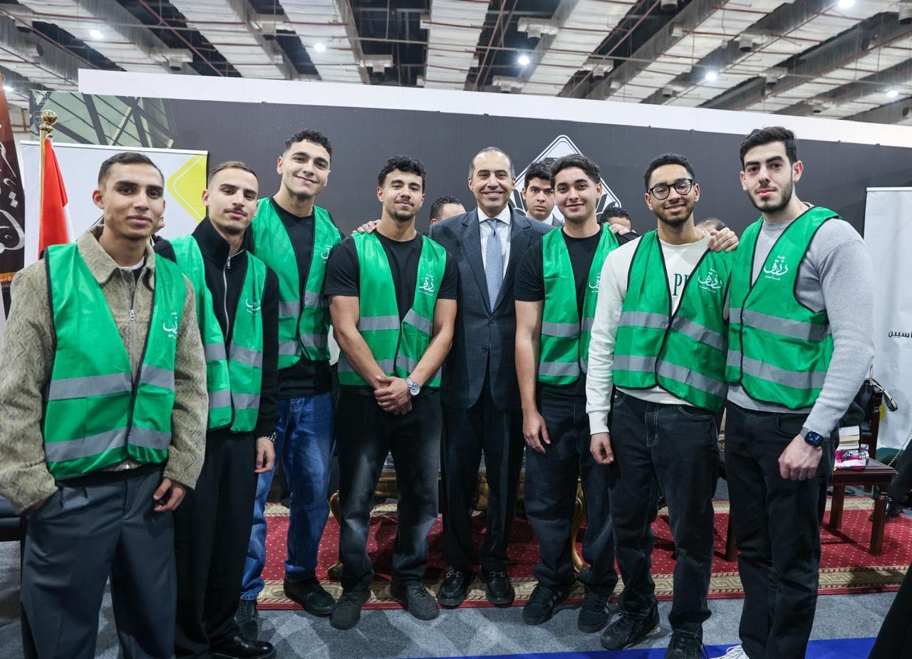 متطوعو رزق مع ضيف الندوة في معرض الكتاب