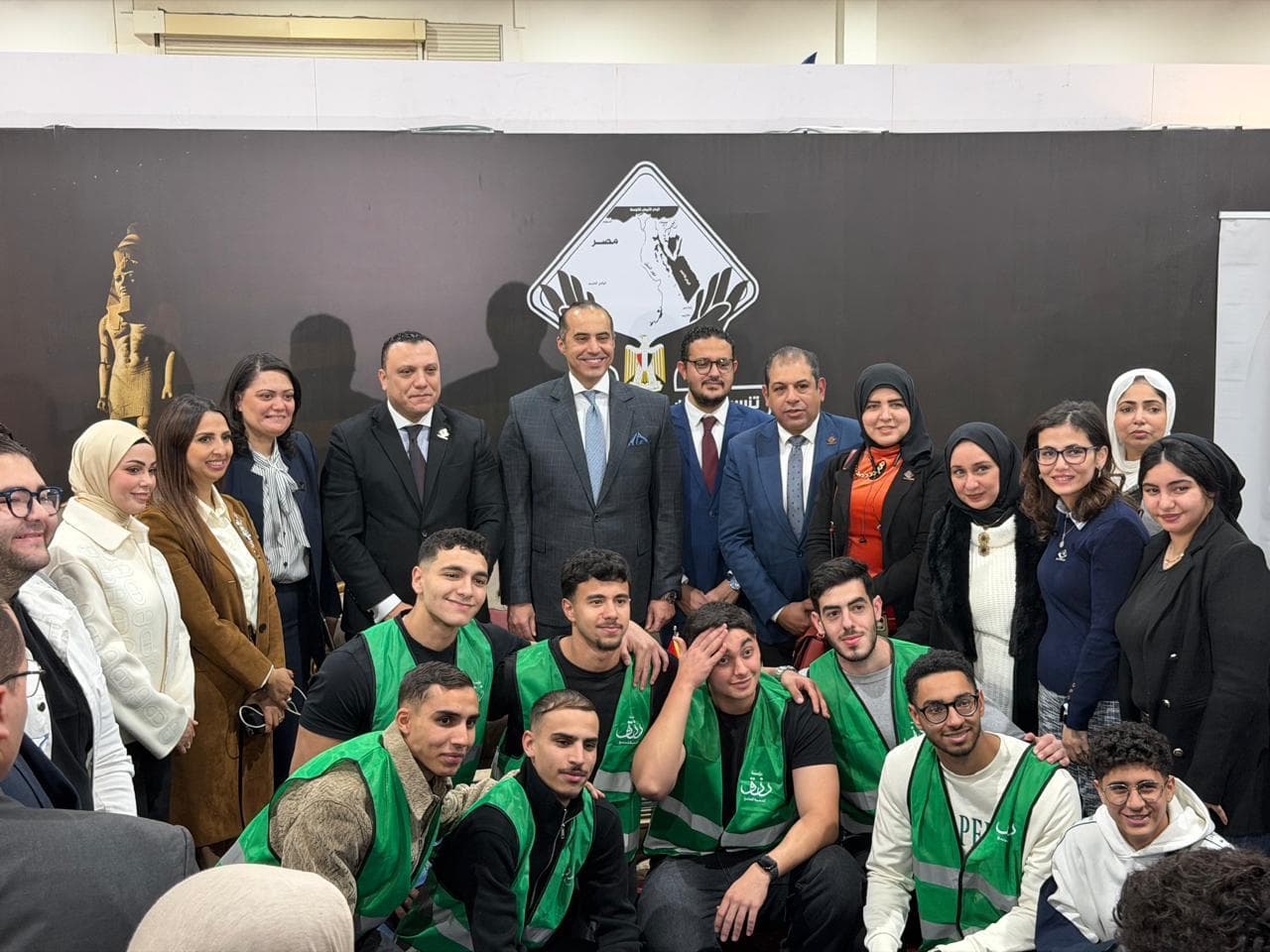 صورة جماعية أمام جناح الندوة في معرض الكتاب