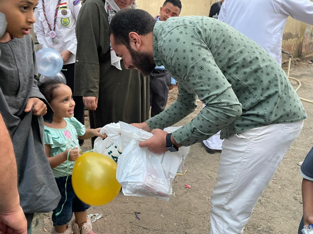 مبادرة فرحة العيد وتوزيع الهدايا على الأطفال