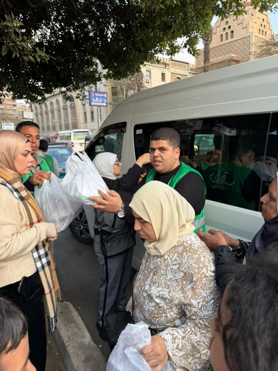 توزيع إفطار رزق على باب مستشفى الدمرداش