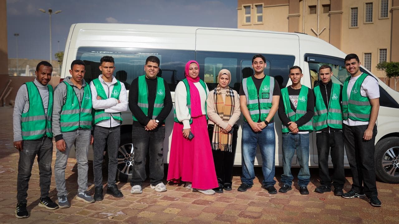 توزيع إفطار رزق على باب مستشفى الدمرداش
