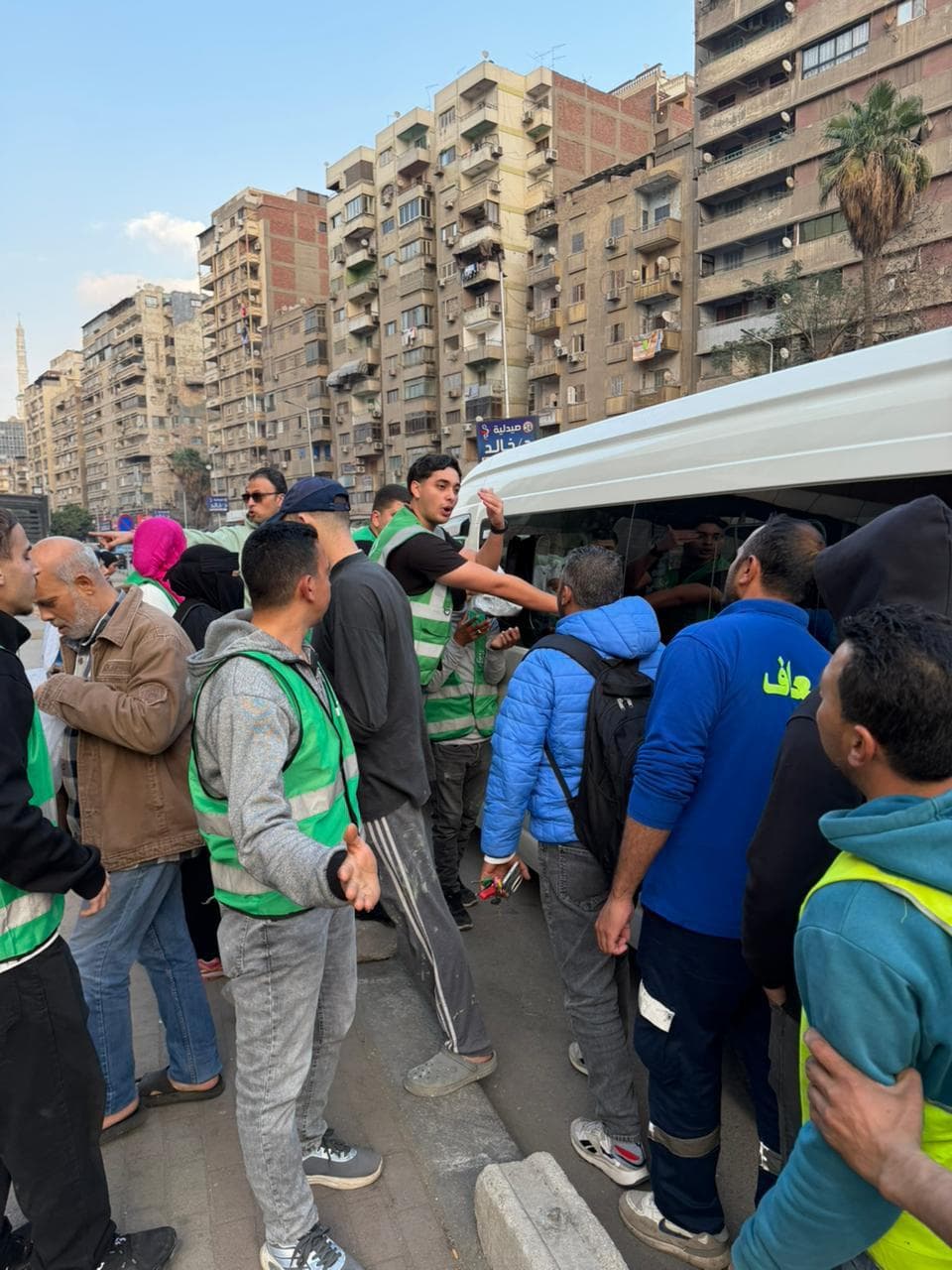 توزيع إفطار رزق على باب مستشفى الدمرداش