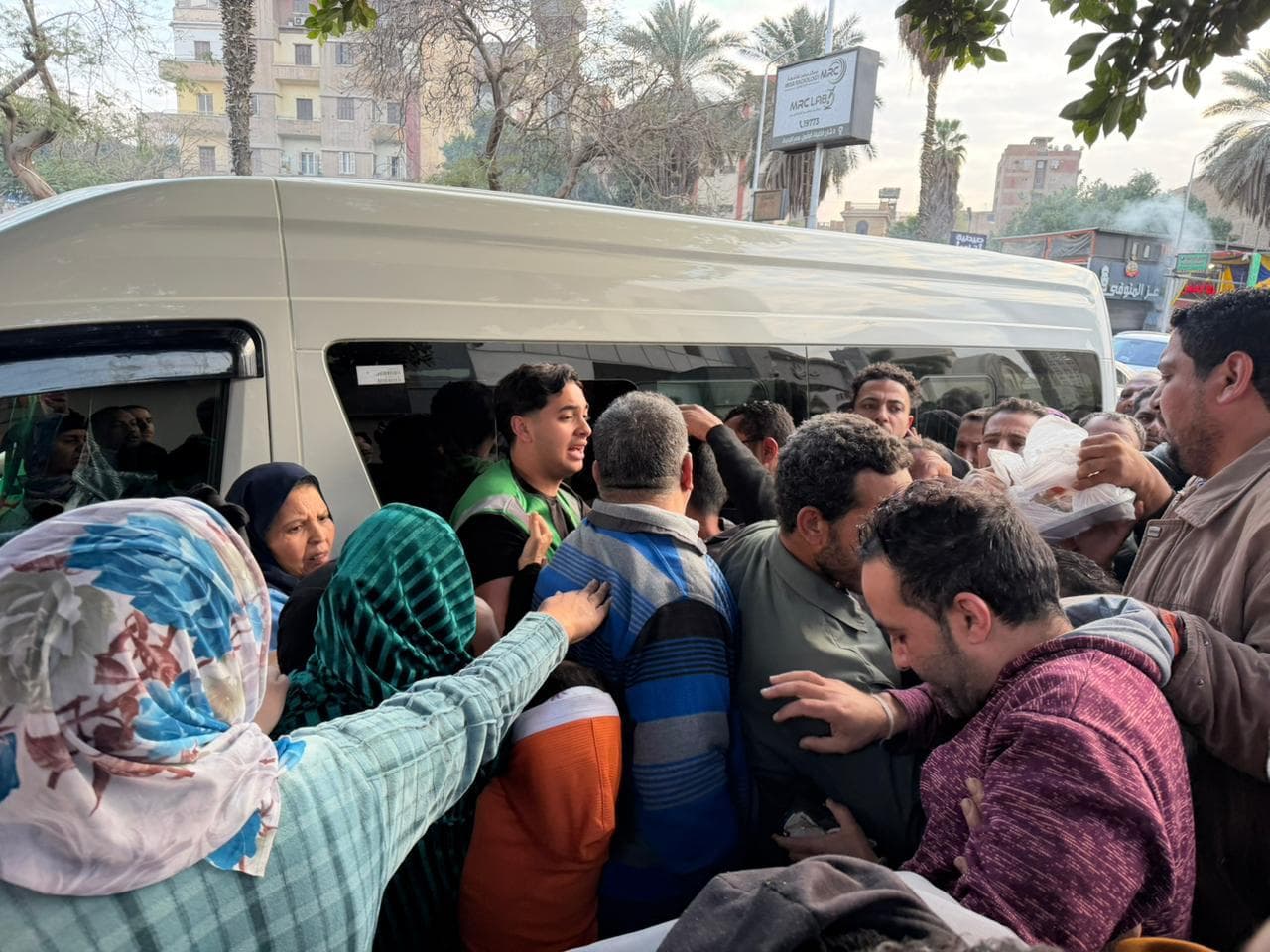 توزيع إفطار رزق على باب مستشفى الدمرداش