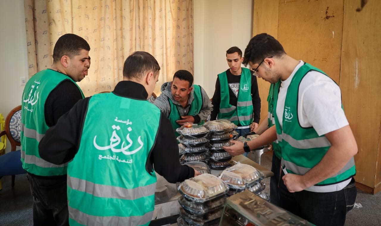توزيع إفطار رزق على باب مستشفى الدمرداش