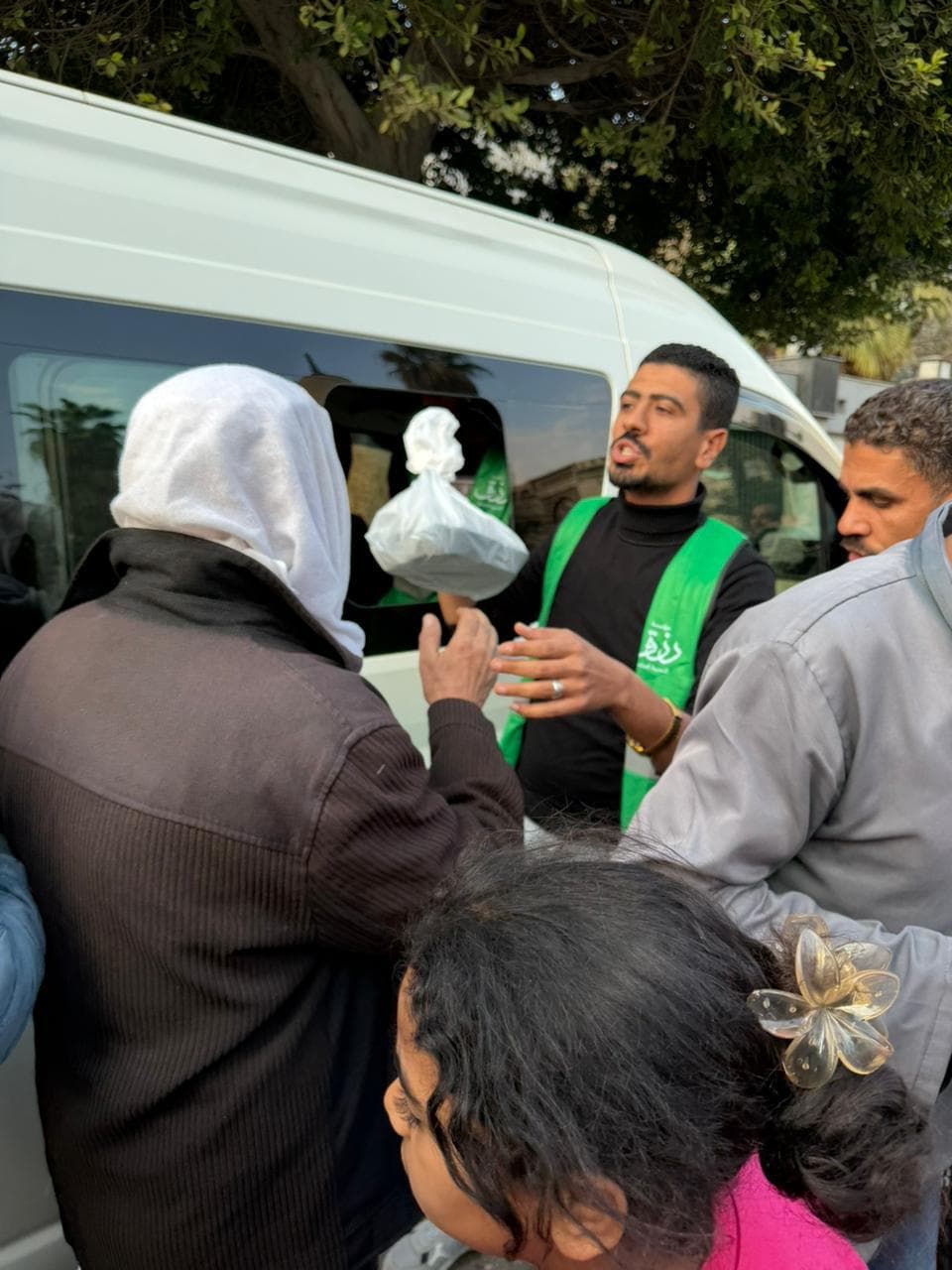 توزيع إفطار رزق على باب مستشفى الدمرداش