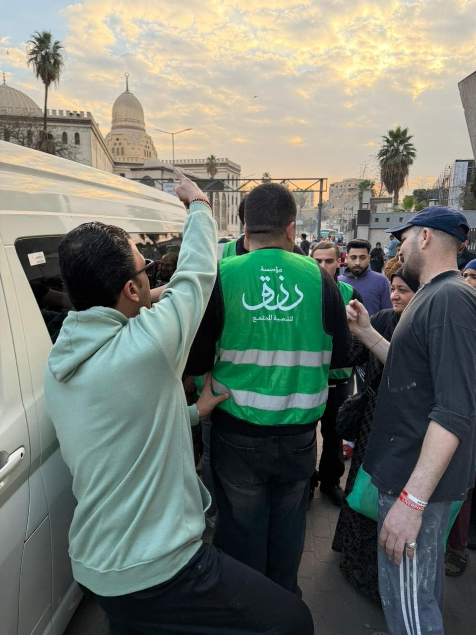 توزيع إفطار رزق على باب مستشفى الدمرداش