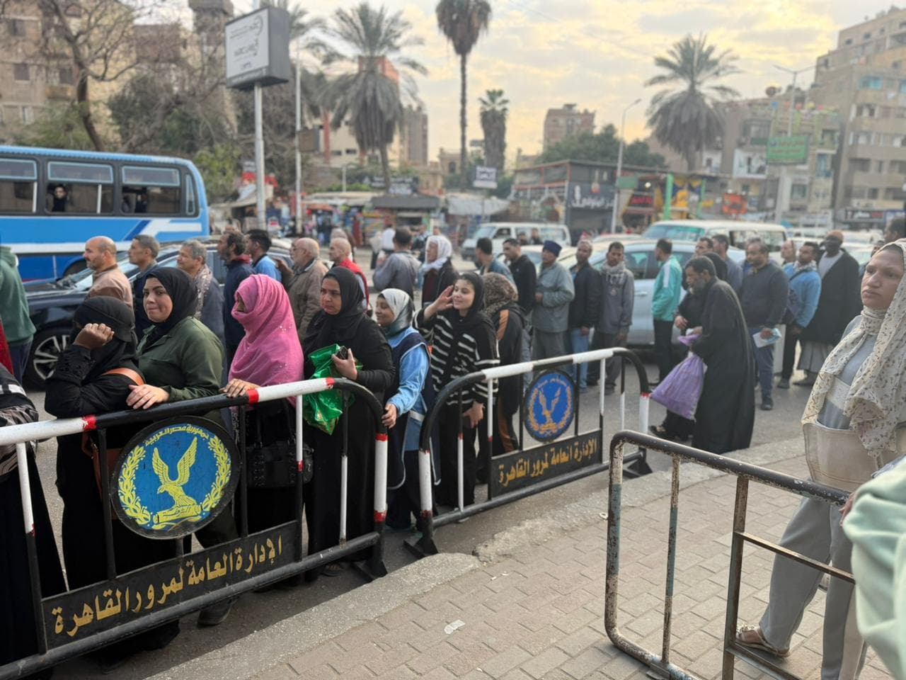 توزيع إفطار رزق على باب مستشفى الدمرداش