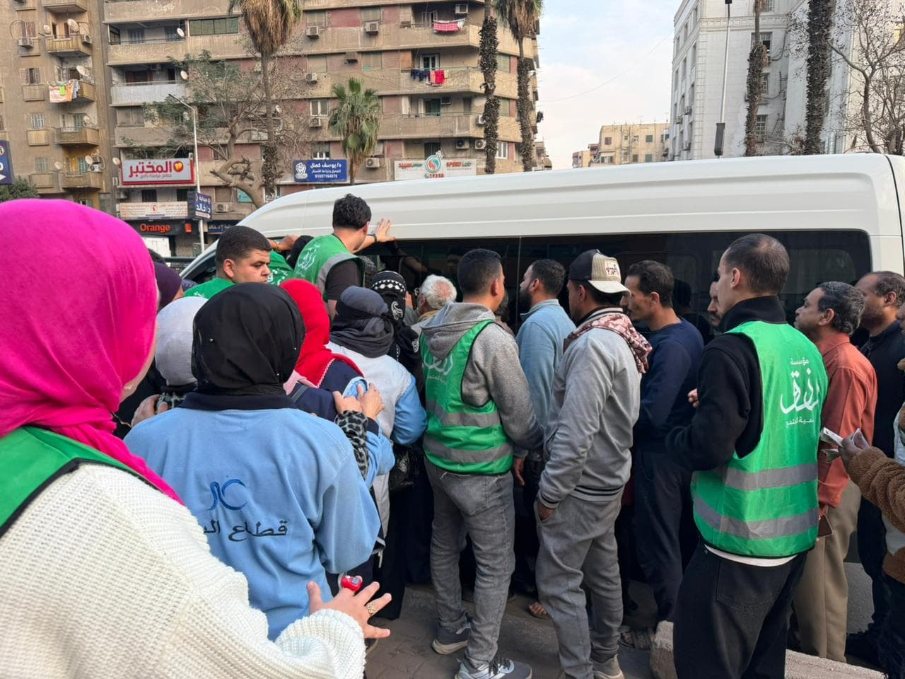 توزيع إفطار رزق على باب مستشفى الدمرداش