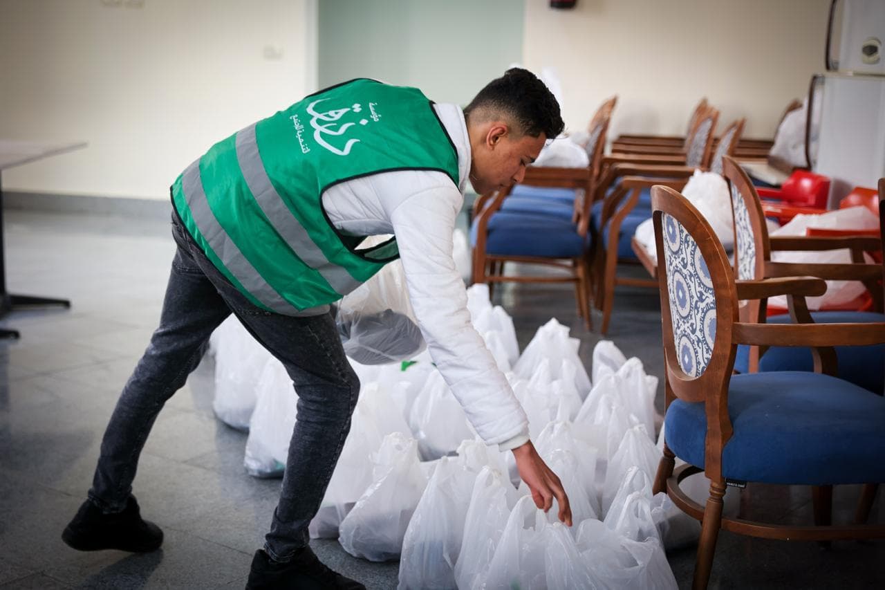 توزيع إفطار رزق على باب مستشفى الدمرداش
