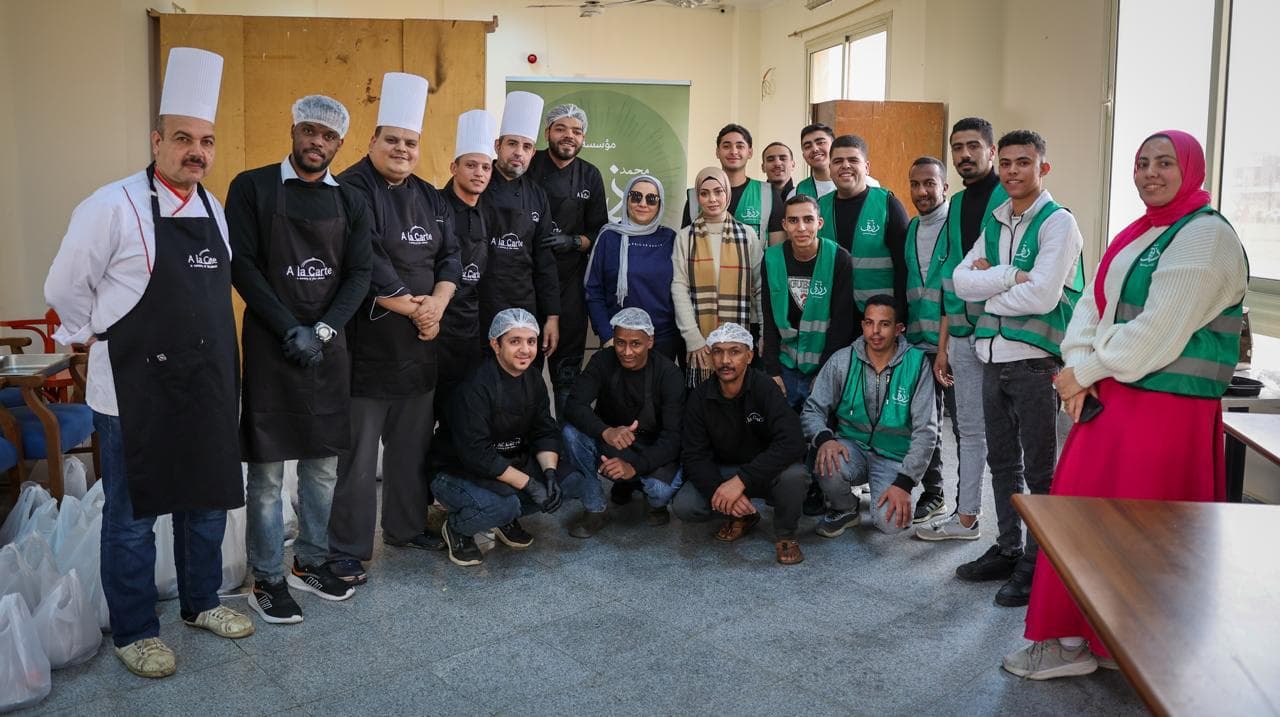توزيع إفطار رزق على باب مستشفى الدمرداش
