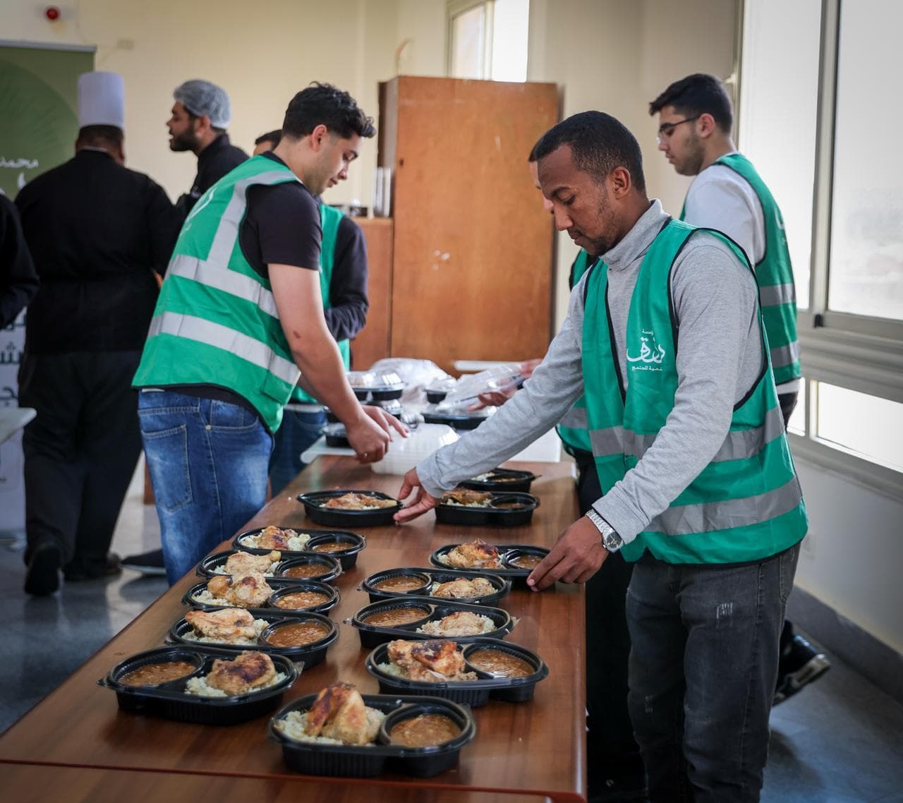 توزيع إفطار رزق على باب مستشفى الدمرداش