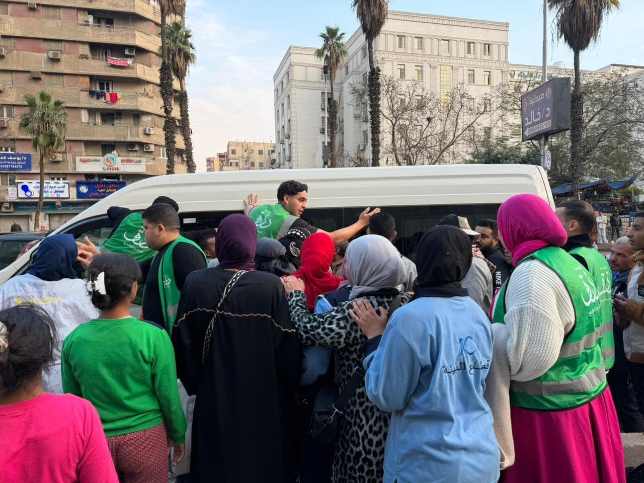 توزيع إفطار رزق على باب مستشفى الدمرداش