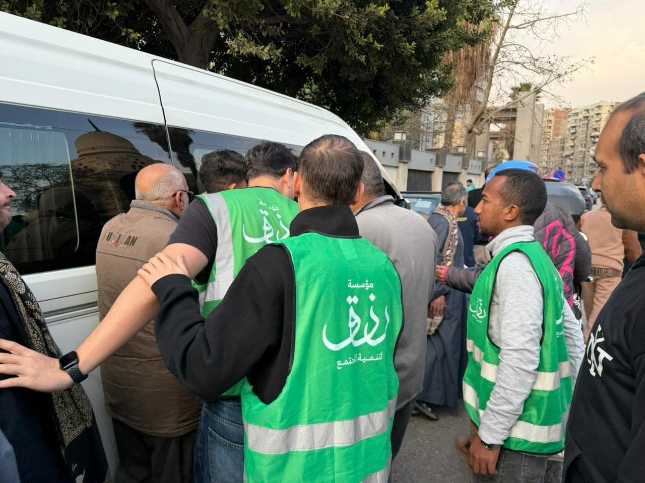 توزيع إفطار رزق على باب مستشفى الدمرداش
