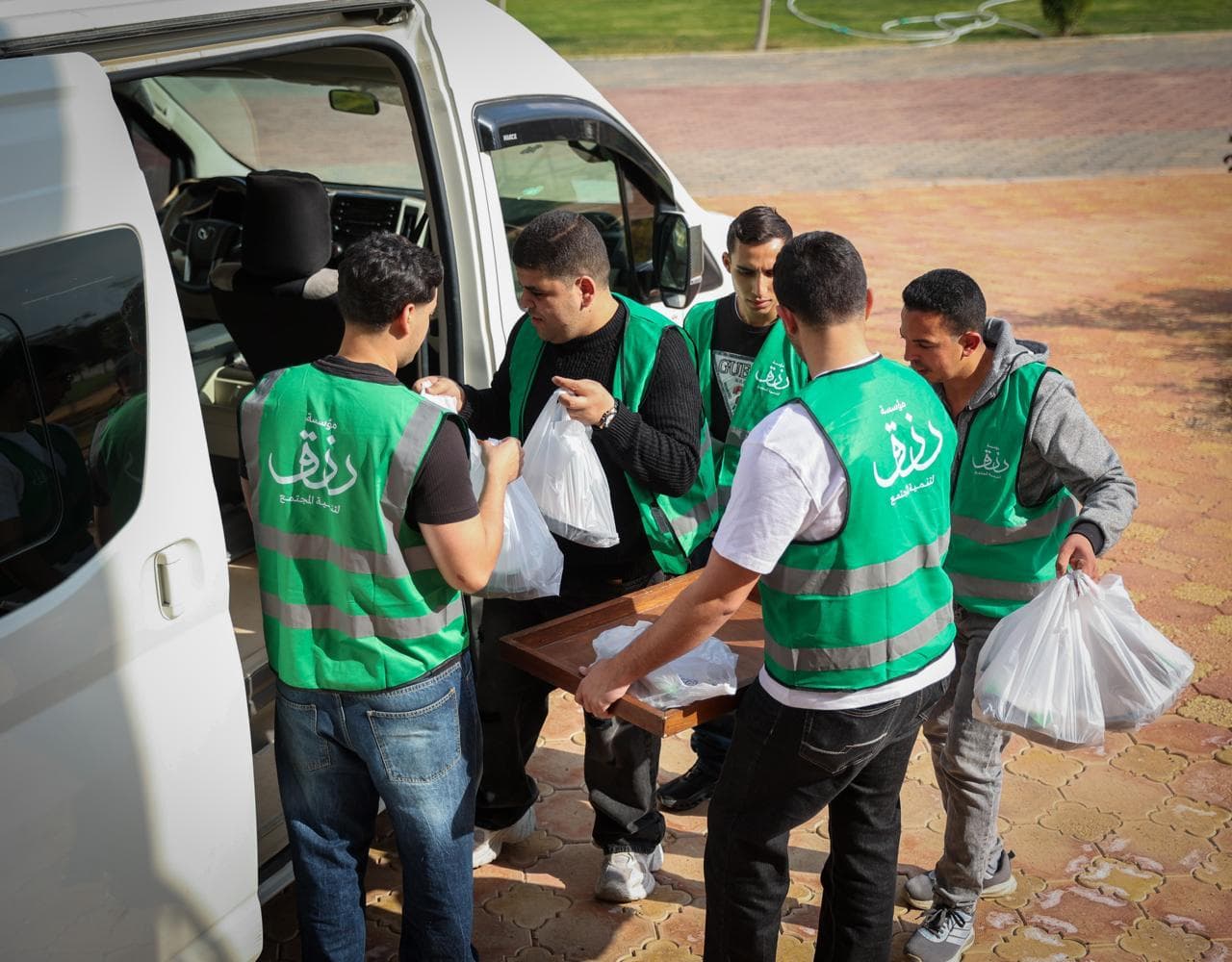 توزيع إفطار رزق على باب مستشفى الدمرداش