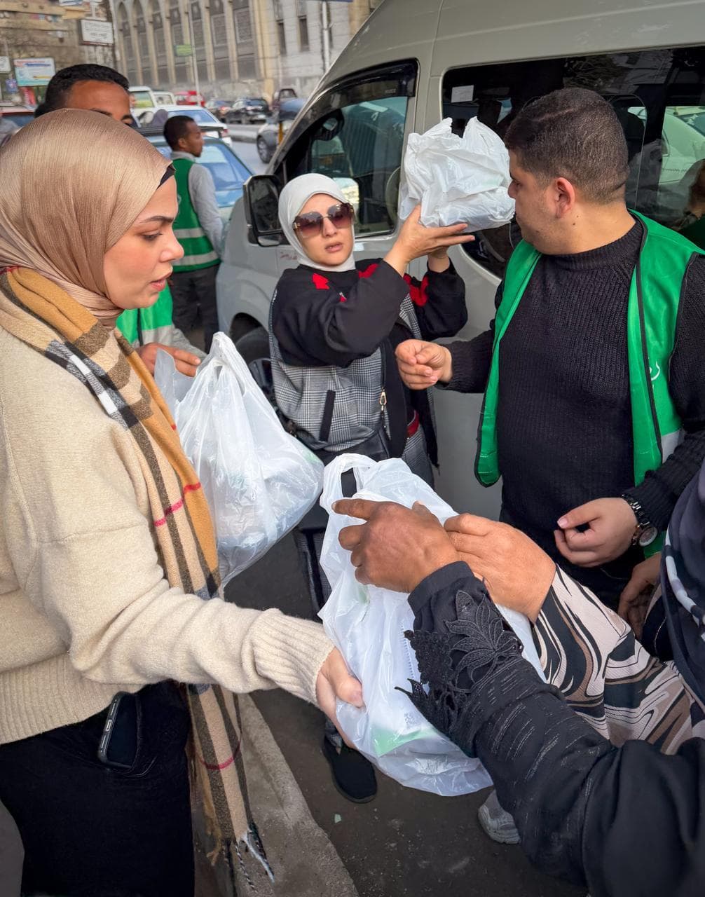 توزيع إفطار رزق على باب مستشفى الدمرداش
