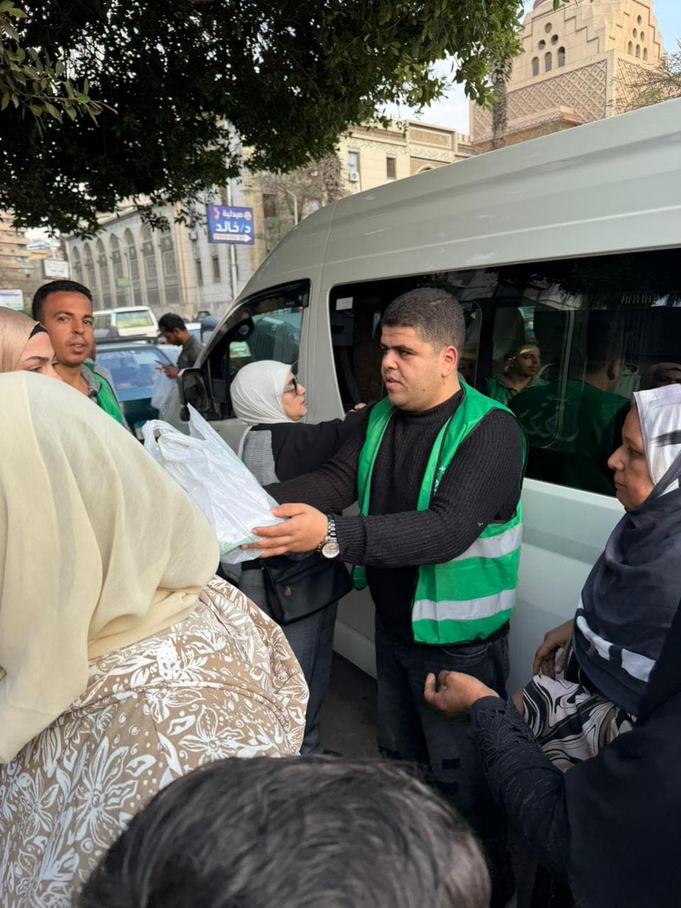 توزيع إفطار رزق على باب مستشفى الدمرداش