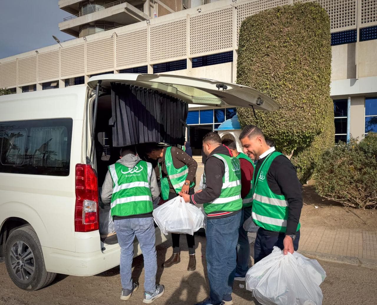 توزيع إفطار رزق على باب معهد ناصر