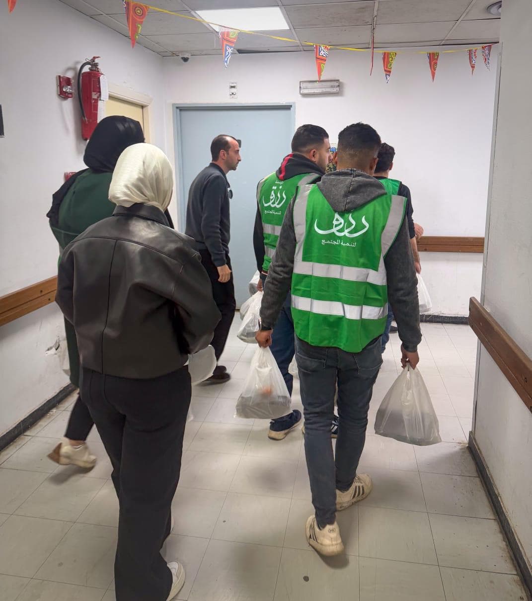 توزيع إفطار رزق على باب معهد ناصر