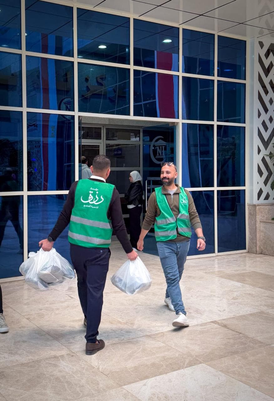 توزيع إفطار رزق على باب معهد ناصر