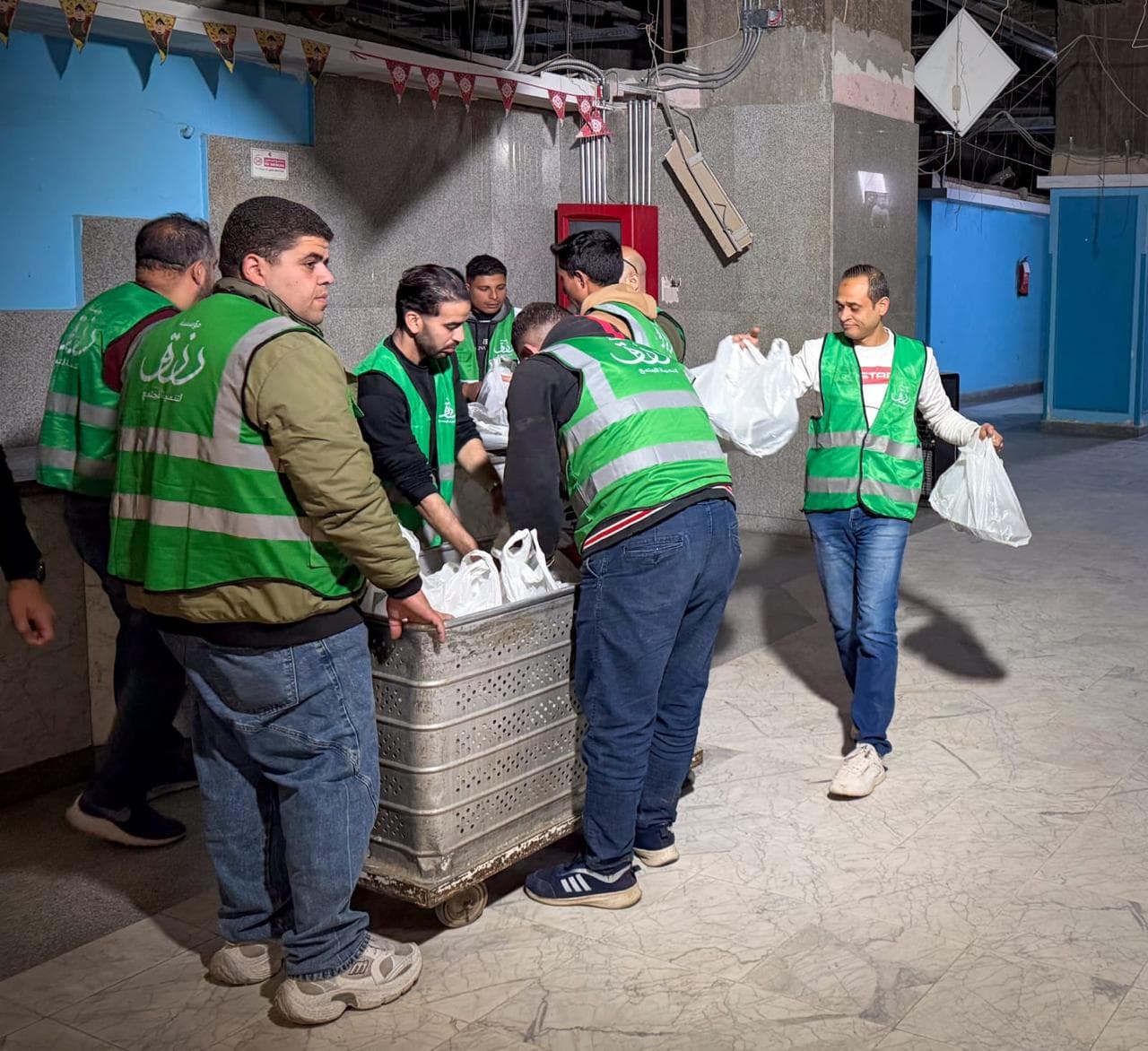 توزيع إفطار رزق على باب معهد ناصر