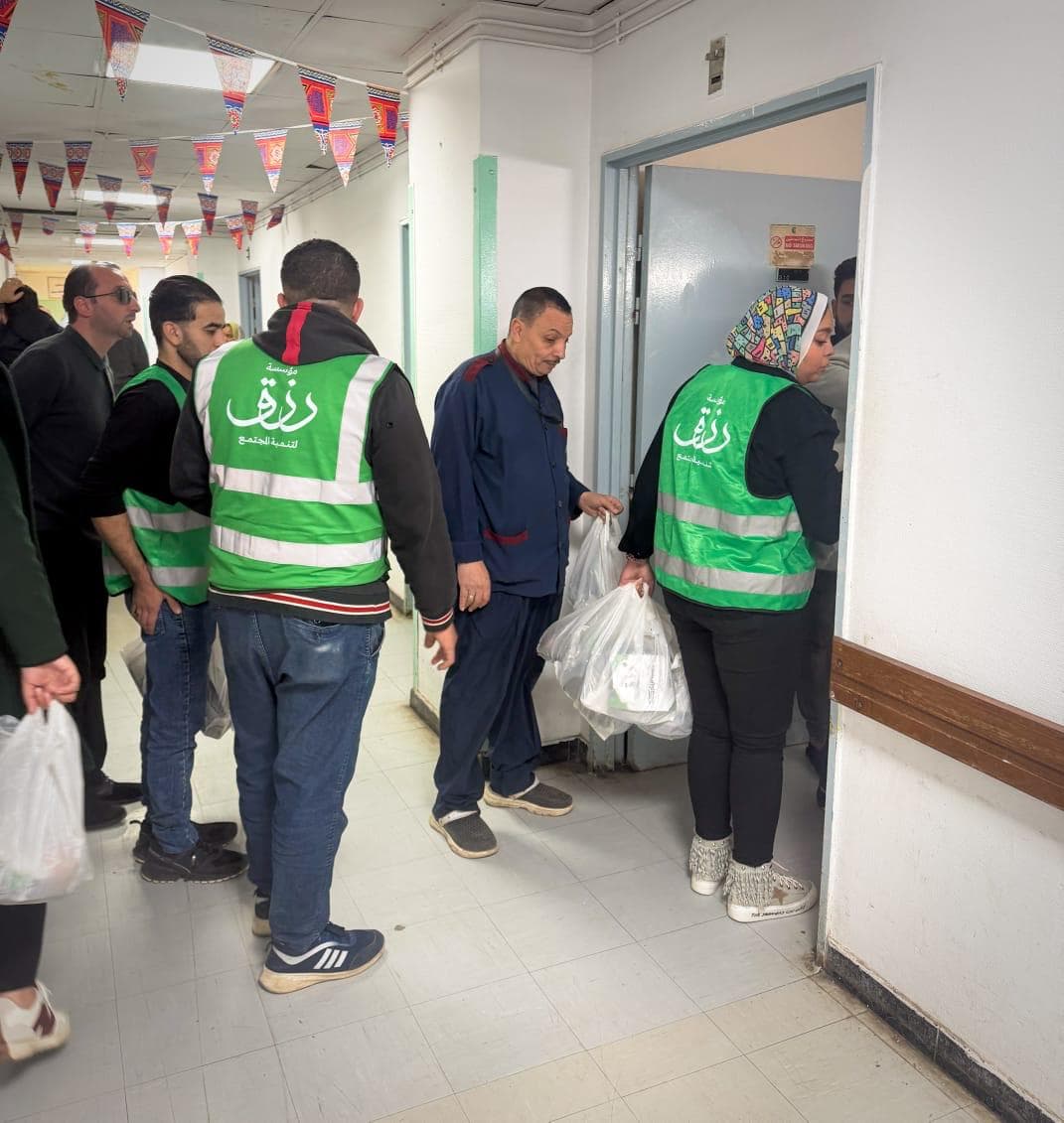 توزيع إفطار رزق على باب معهد ناصر