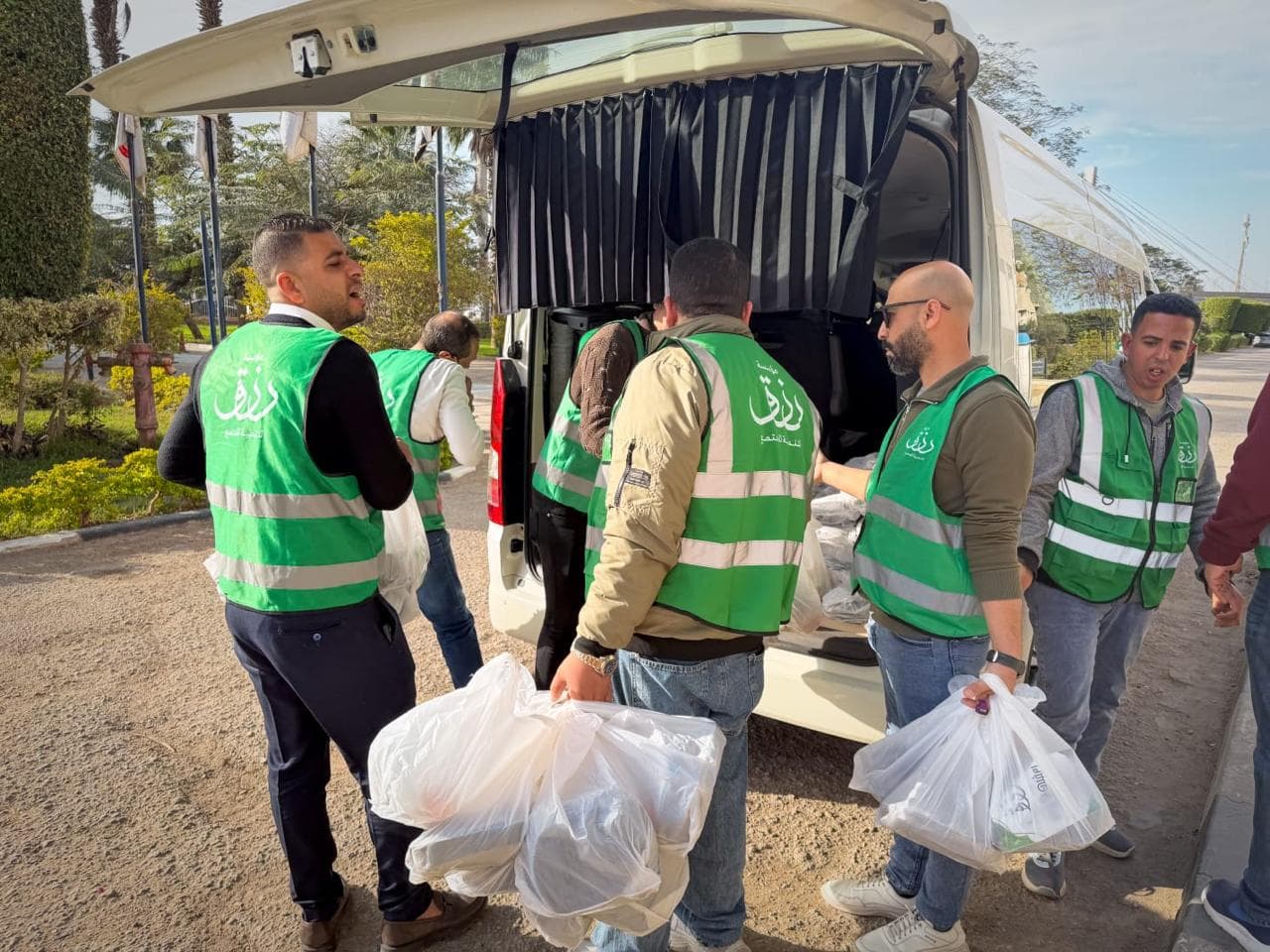 توزيع إفطار رزق على باب معهد ناصر