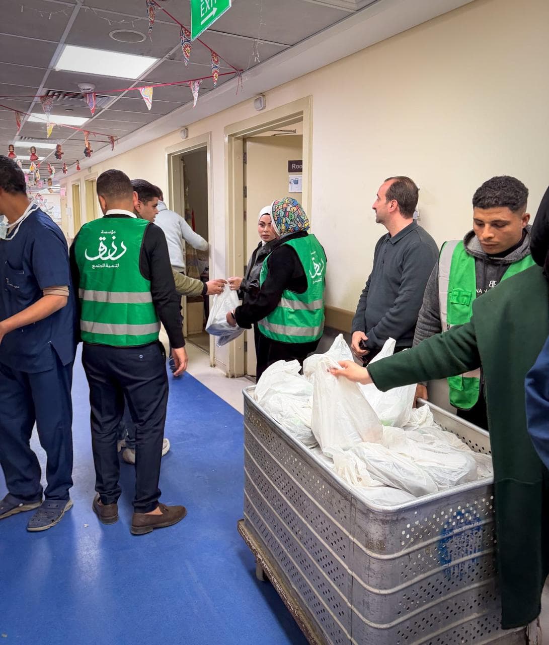 توزيع إفطار رزق على باب معهد ناصر