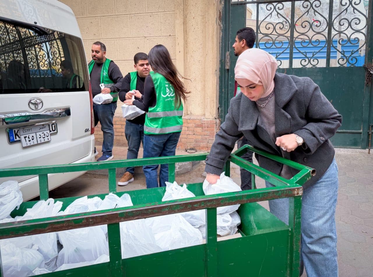 توزيع إفطار رزق على باب مستشفى القصر العيني