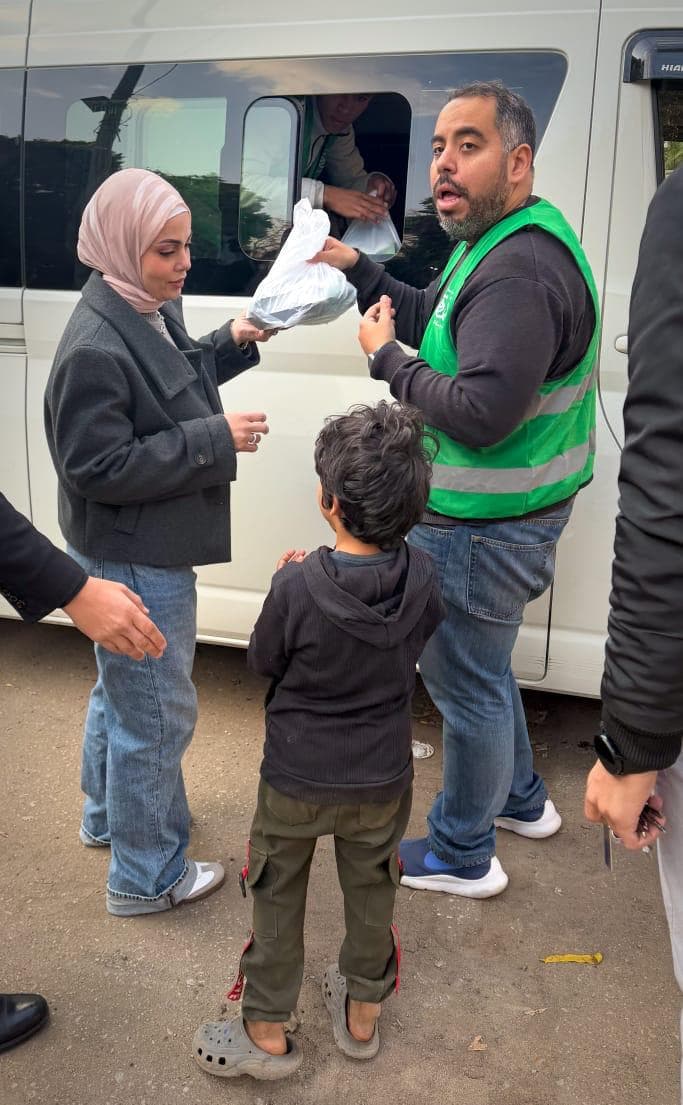 توزيع إفطار رزق على باب مستشفى القصر العيني
