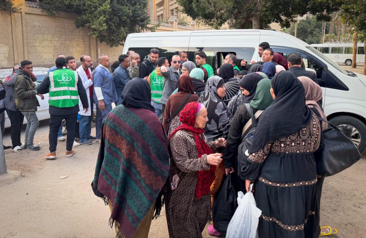 توزيع إفطار رزق على باب مستشفى القصر العيني