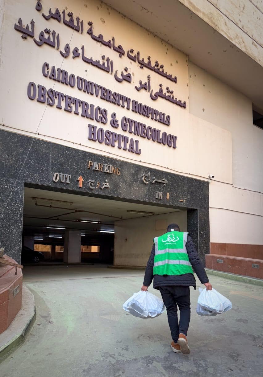 توزيع إفطار رزق على باب مستشفى القصر العيني