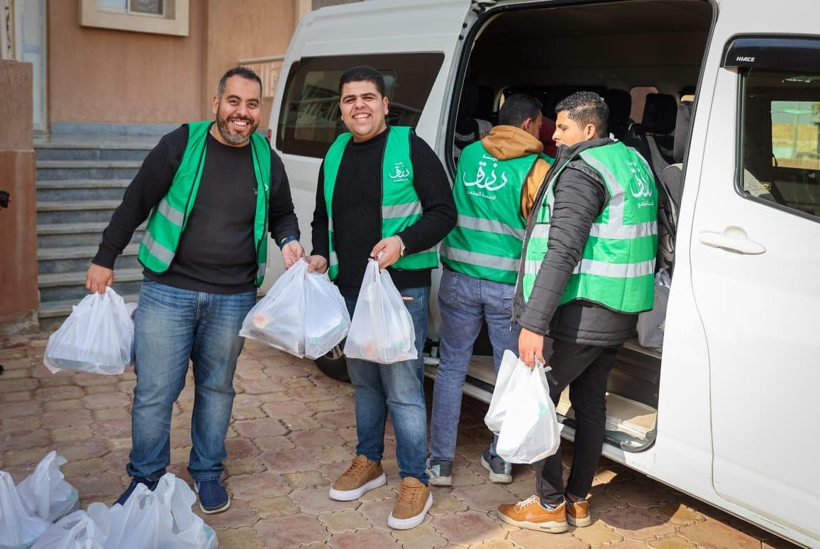 توزيع إفطار رزق على باب مستشفى القصر العيني