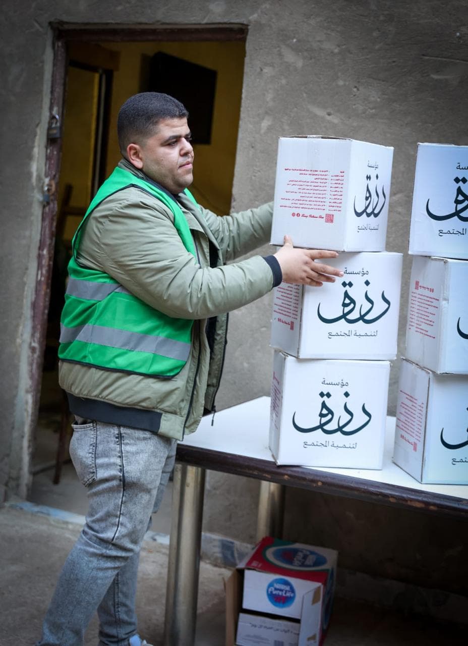 توزيع كراتين رزق كريم في حي عابدين
