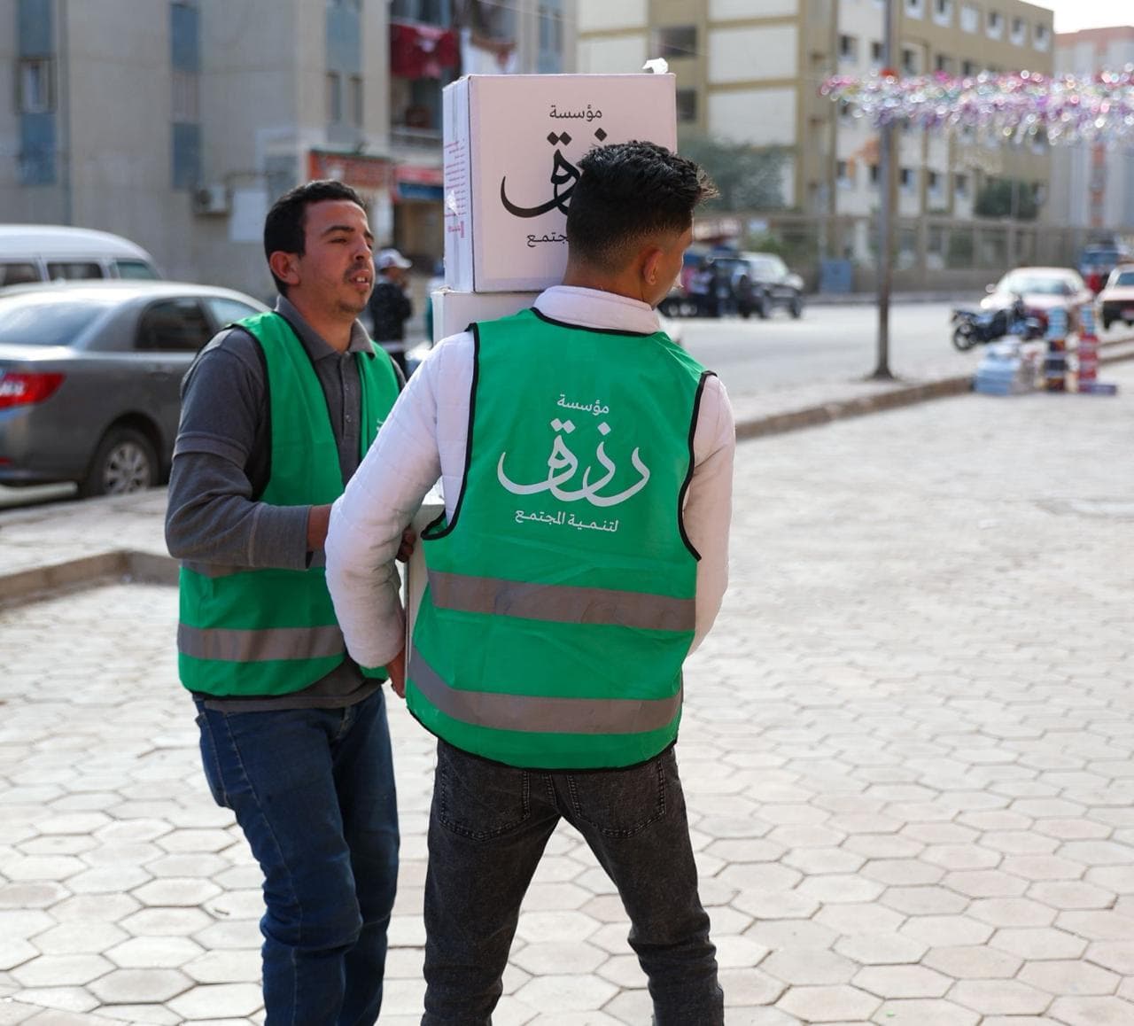 توزيع كراتين رزق كريم في حي الأسمرات