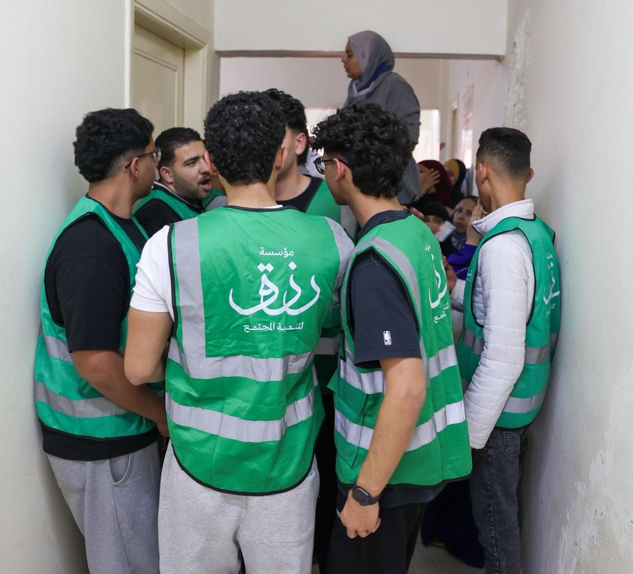 توزيع كراتين رزق كريم في حي الأسمرات