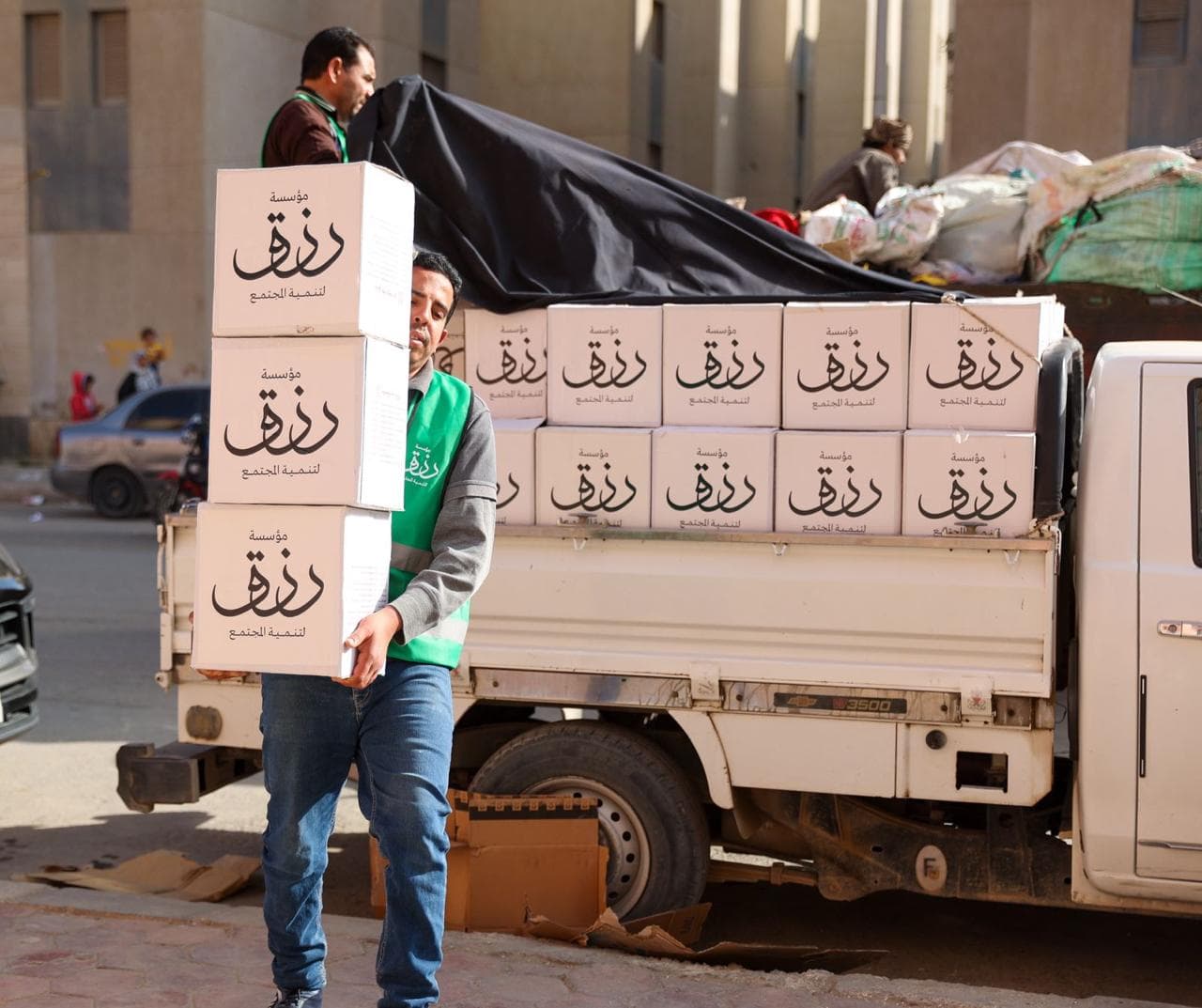 توزيع كراتين رزق كريم في حي الأسمرات