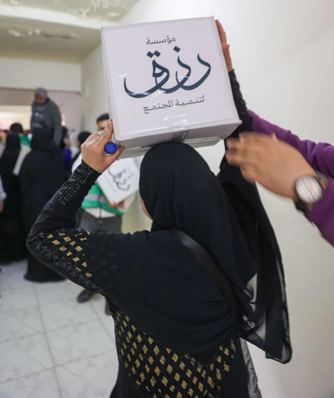 توزيع كراتين رزق كريم في حي الأسمرات