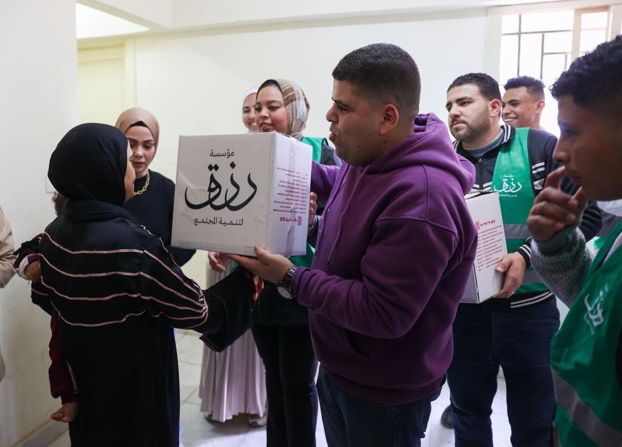 توزيع كراتين رزق كريم في حي الأسمرات