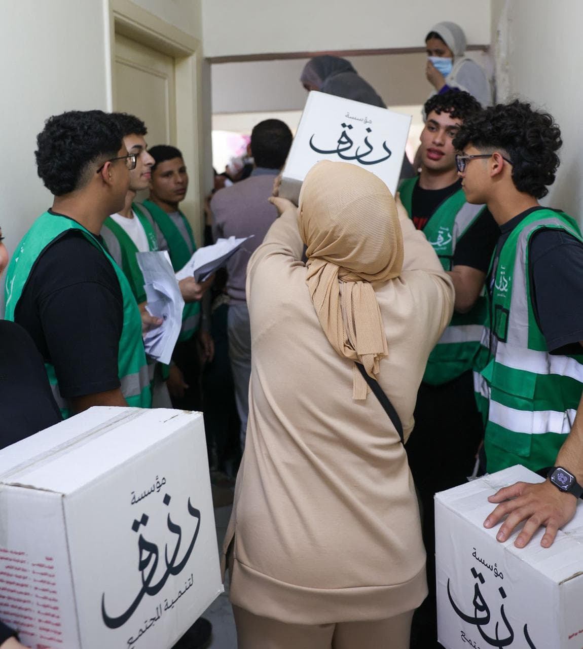 توزيع كراتين رزق كريم في حي الأسمرات