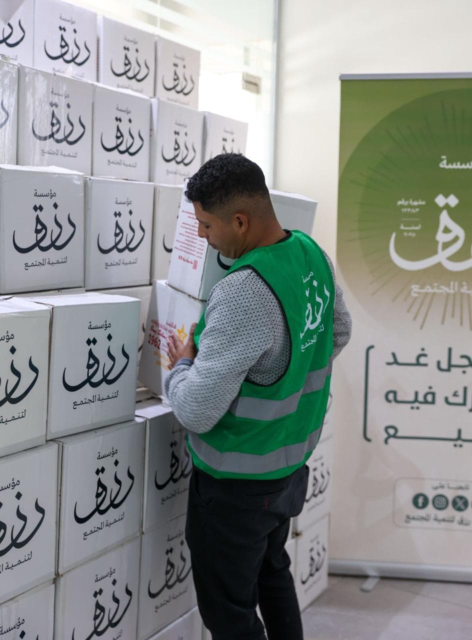 توزيع كراتين رزق كريم في حي الأسمرات