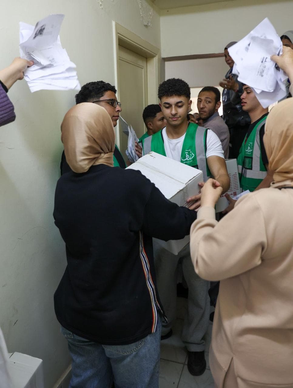 توزيع كراتين رزق كريم في حي الأسمرات