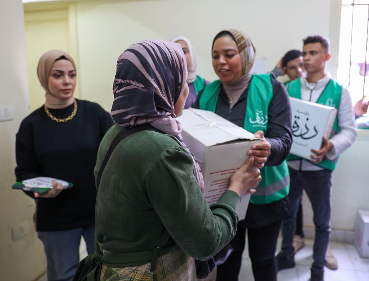 توزيع كراتين رزق كريم في حي الأسمرات