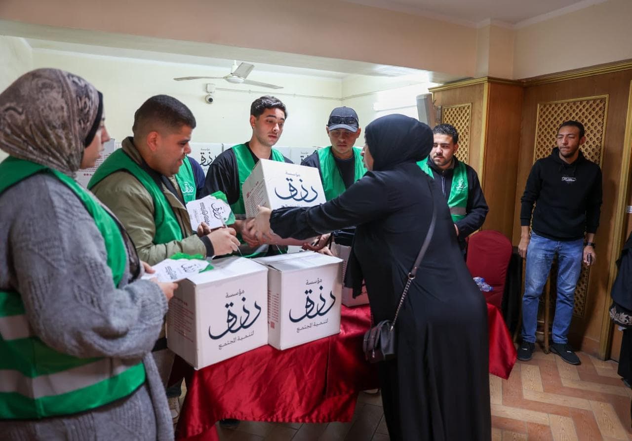 توزيع كراتين رزق كريم في حي الوايلي