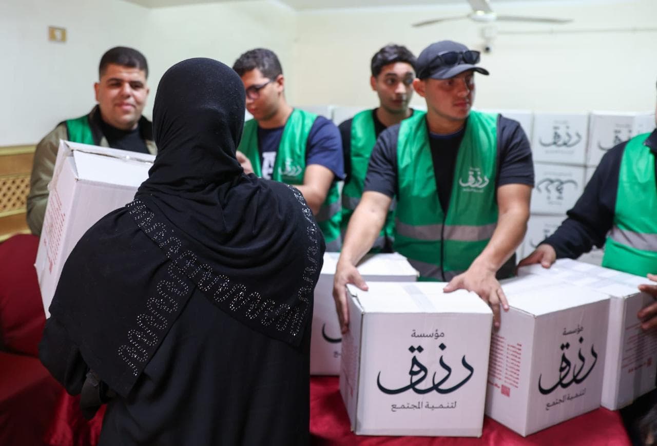توزيع كراتين رزق كريم في حي الوايلي