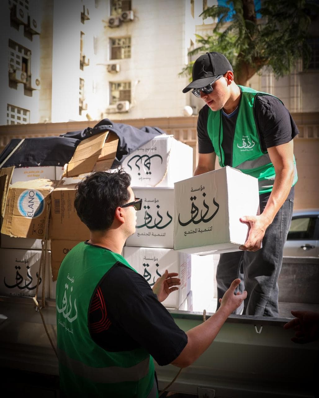 توزيع كراتين رزق كريم في حي الوايلي
